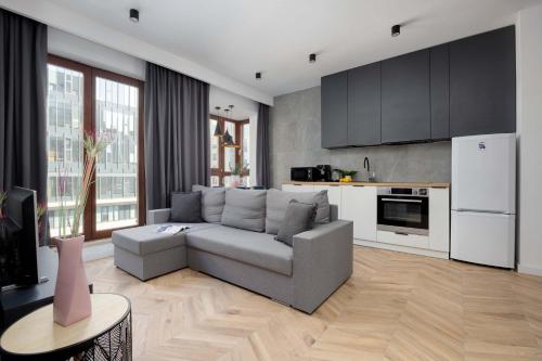 Tasteful Apartment with Parking by Noclegi Renters, Varšava