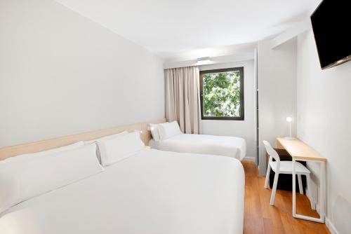 1 double bed, 1 twin bed