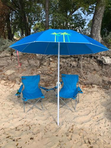 Cozy Suite Wifi Ac in Bedroom & 1 Minute Walk to West Coast Beach! - image 4