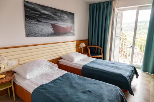 2 twin beds