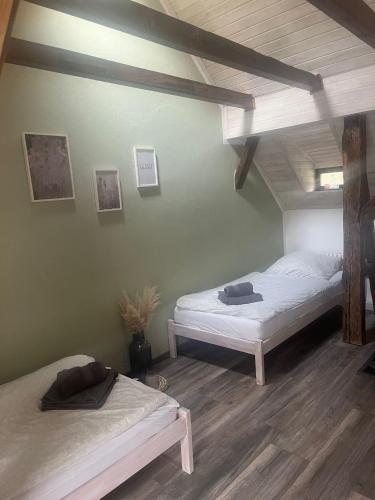 2 bedrooms, 3 beds