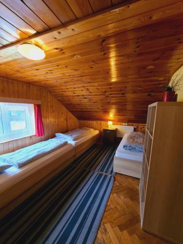 4 twin beds