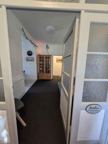 bed & kitchen - main image