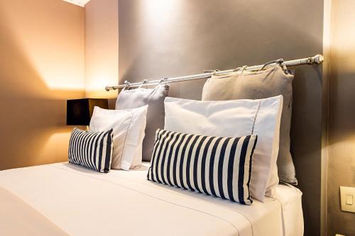 Deluxe Double Room with Balcony image 8
