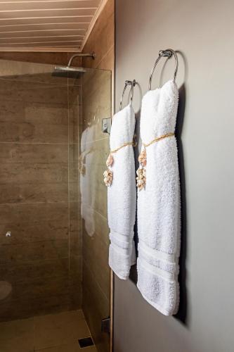 Deluxe Double Room with Balcony image 5