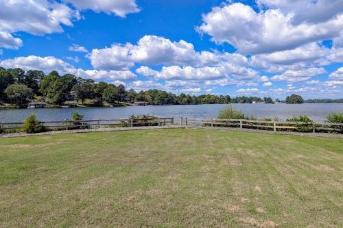 The Fish Hatchery, Unit N1 in Lake Hamilton, USA