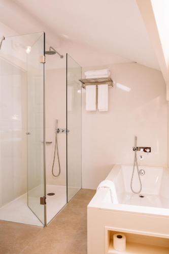 EMAJ Boutique Hotel - image 11