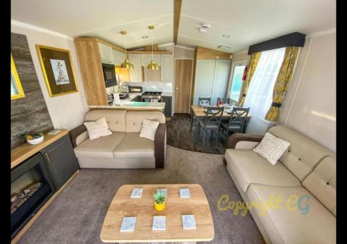 MP413 - Camber Sands Holiday Park - Close to Facilities - Free Wifi - Sleeps 8 - Large Decking, Camber