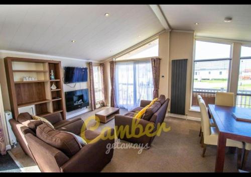 MP768 - Camber Sands Holiday Park - Huge Lodge - Small dog friendly - sleeps 8, Camber (фото 2)