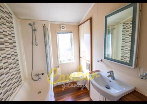 MP768 - Camber Sands Holiday Park - Huge Lodge - Small dog friendly - sleeps 8, Camber (фото 10)