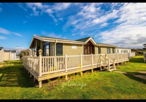 MP768 - Camber Sands Holiday Park - Huge Lodge - Small dog friendly - sleeps 8, Camber