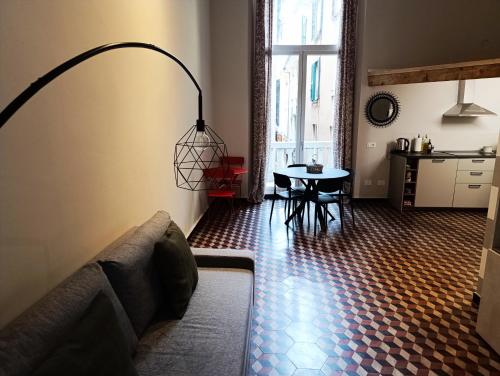 Renovated Apartment with Balcony in San Lorenzo - with elevator, Janov (fotografie 6)