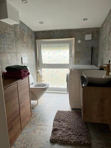 Ванна кімната, Delightful Studio with Balcony near Hockenheimring in Hockenheim