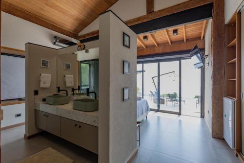 Fürdőszoba, Casa com piscina em condomínio e lazer à beira-mar (Casa com piscina em condominio e lazer a beira-mar) in Praia de Itapecerica