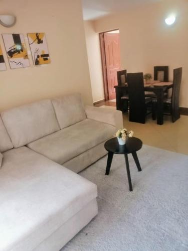 Gastenkamer, Lux Suites Makao Rossyln Apartments in Ruaka