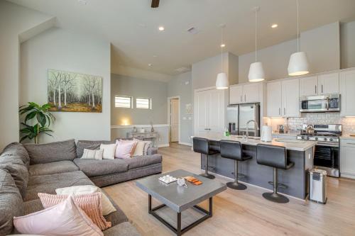 Central Condo Near NRG Stadium and Houston Zoo! in Houston, USA
