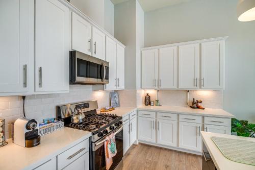 Central Condo Near NRG Stadium and Houston Zoo! in Houston, USA