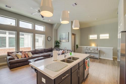 Central Condo Near NRG Stadium and Houston Zoo! in Houston, USA