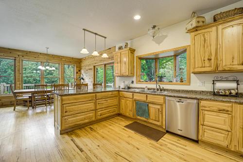 Stunning Riverfront Retreat in Northern Michigan! in Cadillac, USA