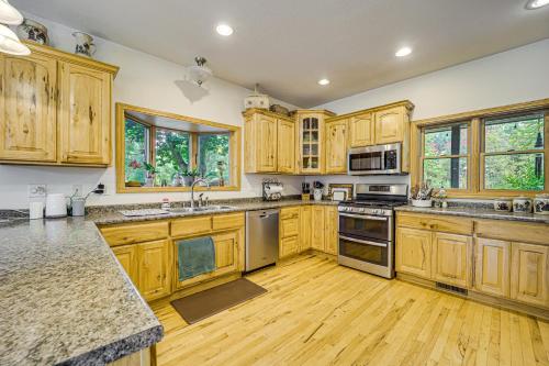 Stunning Riverfront Retreat in Northern Michigan! in Cadillac, USA