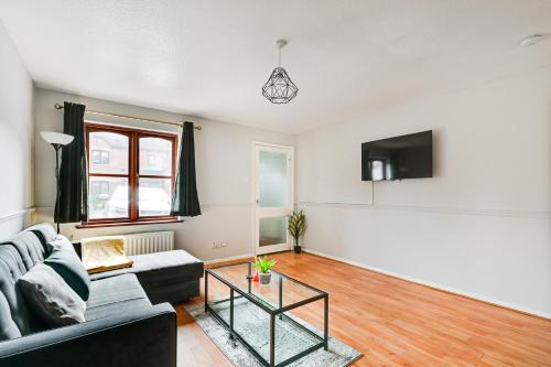 Luxe 2 Bed House in London- Free parking, Free Wifi, Big Garden, Londyn