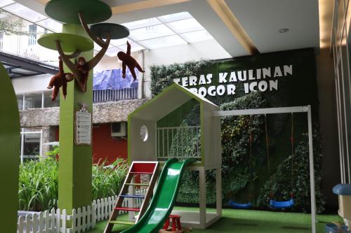 aire de jeux pour enfants, Studio de 27&nbsp;m² en Appartement avec 1&nbsp;salle(s) de bains privée(s) à Tanah Sereal (Dejati Condotel Studio - Bogor Icon) in Tanah Sereal