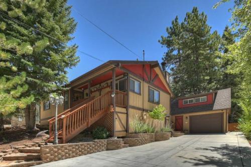 Modern 3BR Retreat Perfect for Family Getaway in Big Bear Lake, USA