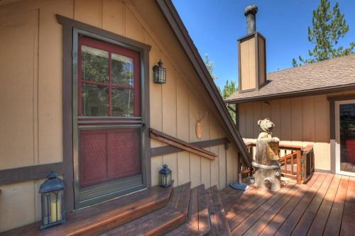 Modern 3BR Retreat Perfect for Family Getaway in Big Bear Lake, USA