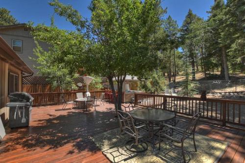 Modern 3BR Retreat Perfect for Family Getaway in Big Bear Lake, USA