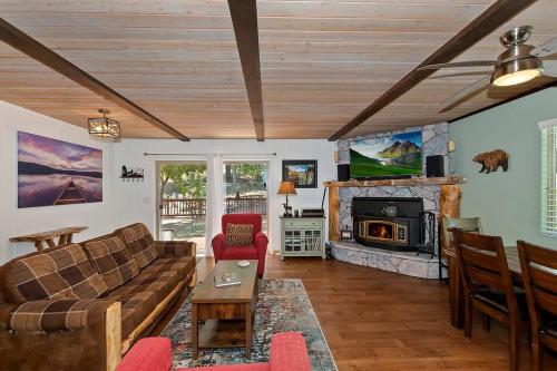 Modern 3BR Retreat Perfect for Family Getaway in Big Bear Lake, USA