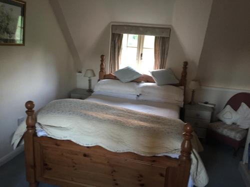 Chocolate Box Retreat in Dorset in Tarrant Monkton