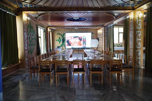 Mountain View Hot Spring Resort in Tash-Tyube