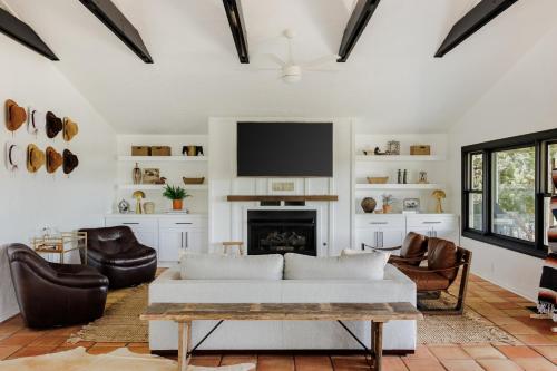 Hill Country Bunk House- Amazing Views Sleeps 11! in Dripping Springs, USA