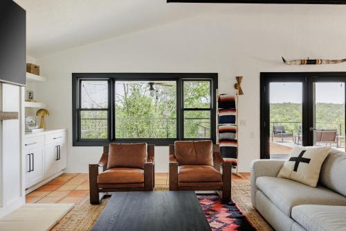Hill Country Bunk House- Amazing Views Sleeps 11! in Dripping Springs, USA