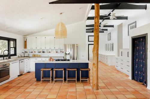 Hill Country Bunk House- Amazing Views Sleeps 11! in Dripping Springs, USA