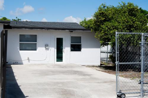 Central Getaway in Little Havana Near Airport, Wynwood, Calle 8 Brickell, Coral Gables and more , Fenced parking in Miami, USA
