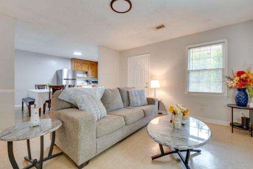 . Townhome with Porch 2 Mi to Central Cedartown!