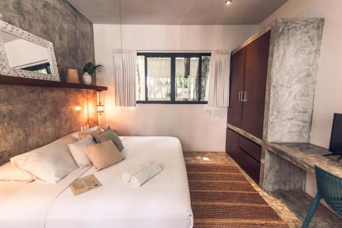 One-Bedroom Standard Apartment image 9