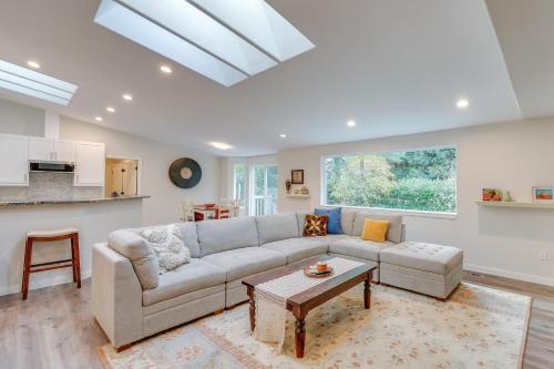 Modern Bellingham Home for work & play, beach access