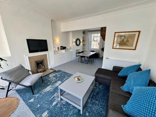 Chelsea Large 2 bed 2 Bath Sydney Street SW3 - main image