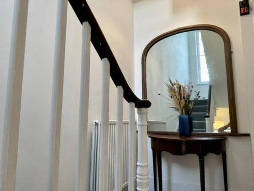 Chelsea Large 2 bed 2 Bath Sydney Street SW3 - image 6