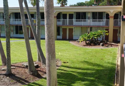Econo Lodge Port Canaveral Area - image 11