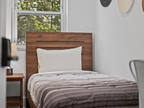 Bloomfield, Shadyside !C Modern and Cozy Private Bedroom with Shared Bathroom in Pittsburgh, USA