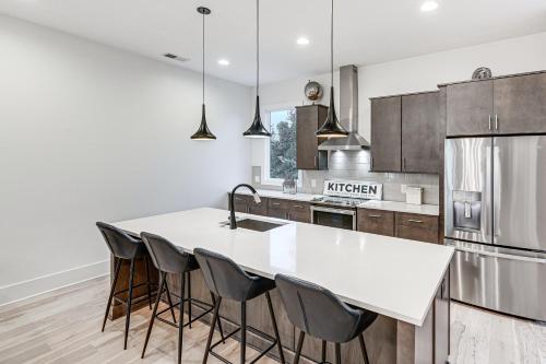 1 Mi to Downtown Nashville Townhome with Balcony! in Nashville, USA