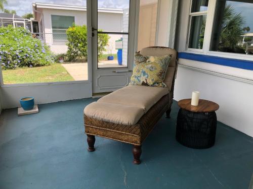 ระเบียง/ชานเรือน, Hudson wide canalfront with 10,000 lb lift & floating dock in ฮัตสัน(FL)