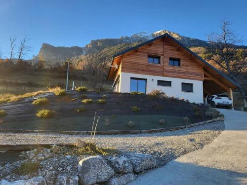 ทัศนียภาพภายนอกโรงแรม, Chalet de montagne, Piscine avec vue et bain nordique in ชาโตว์รูซ์-แอลพ์
