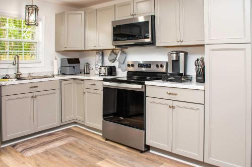 Home w/ Hot Tub, Playset & Grills in Clarksville!, Clarksville (fotografie 7)