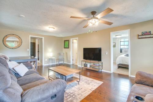 Half-Mi to Marina Pet-Friendly Disney Home thumb 4
