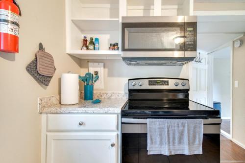 Half-Mi to Marina: Pet-Friendly Disney Home in Monkey Island (OK)