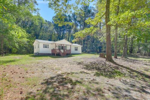 . Woodsy Retreat Near Sloppy Floyd State Park!